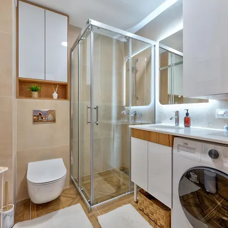 Lazy Bear Moderan Na Planini